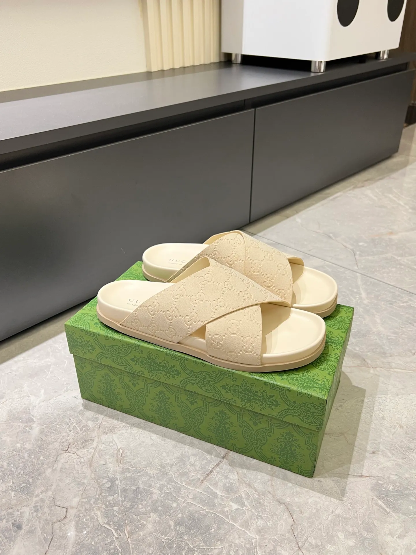 Men's Men's Shoes 💰p320 "GUCC＊" These slippers are made of GG polyester and feature a Gucci label on the front, adding a bold logo feel to the style. "Gucci Made in Italy" stamped label Rubber sole. Size 38-44